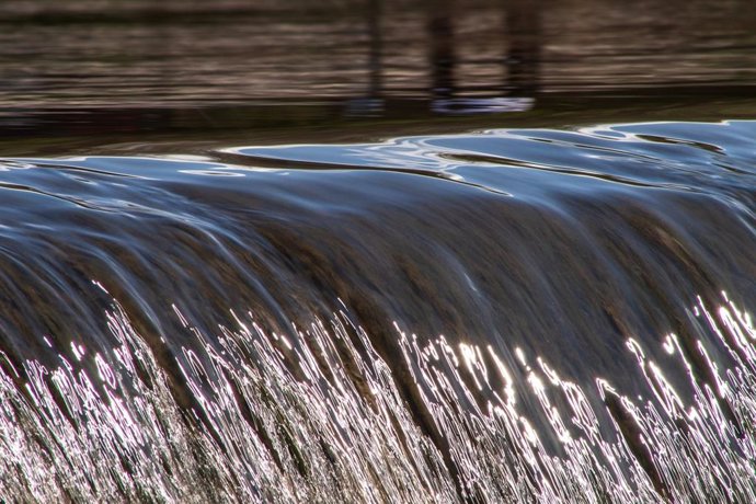 Imagen de agua en una instalación hidrológica.