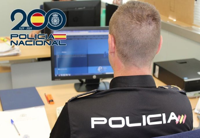 Archivo - Agente de la Policía Nacional