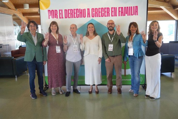La consejera de Política Social, Familias e Igualdad, Conchita Ruiz, y la concejala de Bienestar Social del Ayuntamiento de Cartagena, Cristina Mora, junto a representantes deAFAMU y ASEAF, durante el Encuentro Nacional de Familias de Acogida