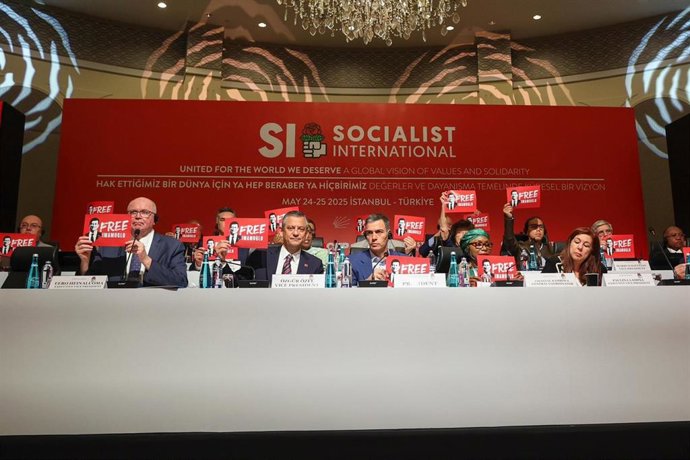 Pedro Sánchez con una imagen del detenido alcalde de Estambul, Ekrem Imamoglu