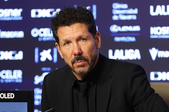 Diego Pablo Simeone, técnico do Atlético de Madrid, participa de sua coletiva de imprensa durante a partida de futebol da Liga Espanhola, LaLiga EA Sports, disputada entre CA Osasuna e Atlético de Madrid no estádio El Sadar em 15 de maio de 2025, em Pampl