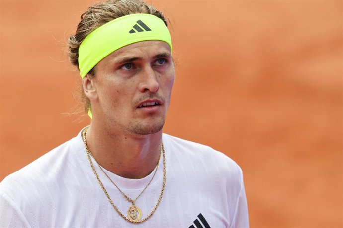 19 May 2025, Hamburg: German tennis player Alexander Zverev in action against US' Aleksandar Kovacevic during their men's singles round of 32 tennis match of the Hamburg European Open. Photo: Frank Molter/dpa