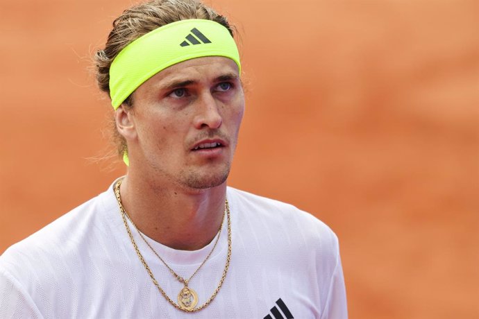 19 May 2025, Hamburg: German tennis player Alexander Zverev in action against US' Aleksandar Kovacevic during their men's singles round of 32 tennis match of the Hamburg European Open. Photo: Frank Molter/dpa