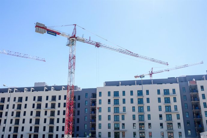 Archivo - Viviendas en construcción, a 10 de septiembre de 2024, en Madrid (España). La Comunidad de Madrid alcanzará a lo largo de la presente legislatura la cifra de 10.500 nuevas viviendas de alquiler a precio asequible de su Plan Vive. El Gobierno mad