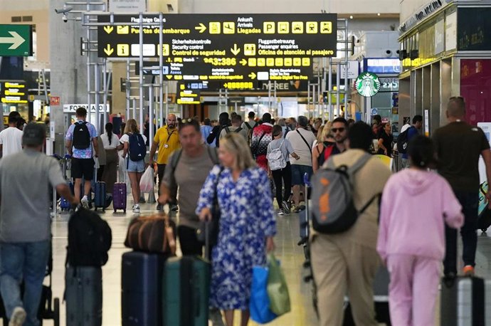 Archivo - Imagen de archivo de turistas a su llegada al aeropuerto Málaga-Costa del Sol.