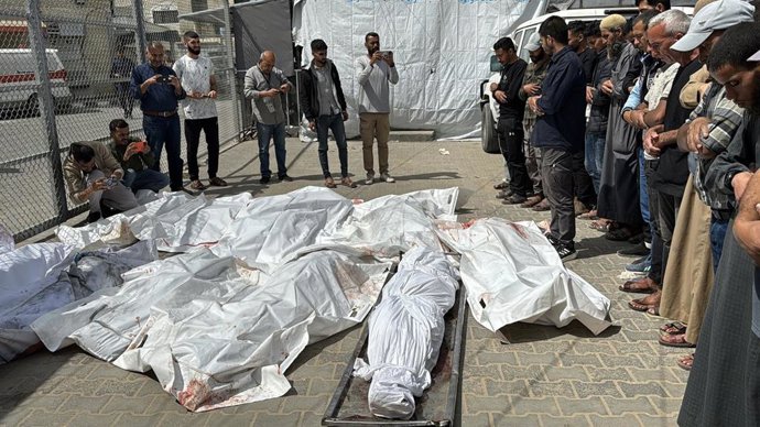 Cadáveres de palestinos muertos en ataques israelíes en el Hospital de los Mártires de Al Aqsa en Deir al Balá, en el centro de la Franja de Gaza