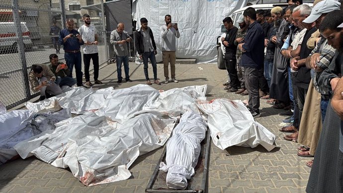 Cadáveres de palestinos muertos en ataques israelíes en el Hospital de los Mártires de Al Aqsa en Deir al Balá, en el centro de la Franja de Gaza