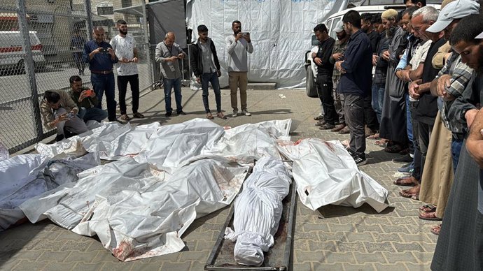 Corpos de palestinos mortos em ataques israelenses no Hospital dos Mártires de Al Aqsa em Deir al-Bala'a, na região central da Faixa de Gaza.