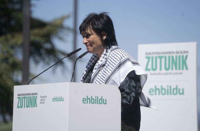 La portavoz parlamentaria de EH Bildu en el Parlamento de Navarra, Laura Aznal, interviene en el acto de celebración de los diez años del "cambio político" en Navarra.