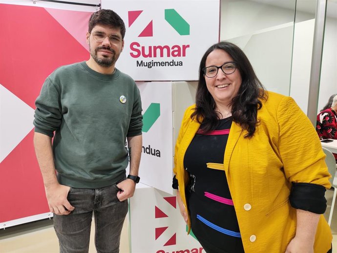 La secretaria de Organización de Sumar Mugimendua, Edurne García, y el diputado Lander Martínez