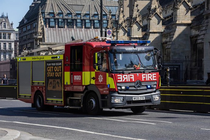 16 de maio de 2025, Londres, Reino Unido: Um caminhão de bombeiros é visto usando luzes intermitentes e sirenes ao passar pelo Parlamento. A Brigada de Incêndio de Londres é um serviço de incêndio e resgate em Londres, Reino Unido. Seu primeiro nome foi M