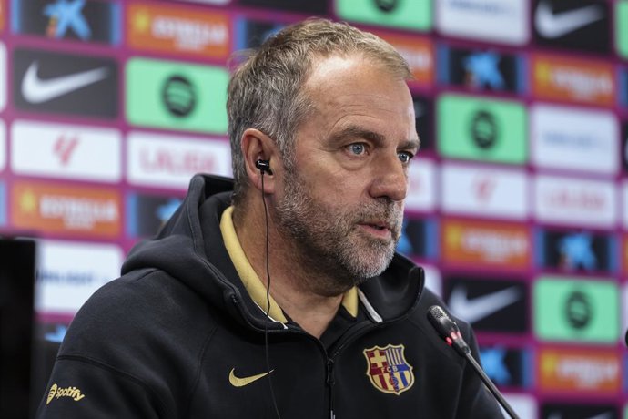 Hansi Flick, técnico do FC Barcelona, participa de sua coletiva de imprensa durante o dia de treinamento do FC Barcelona antes da partida de futebol da Liga Espanhola, La Liga EA Sports, contra o Real Madrid CF na Ciudad Esportiva Joan Gamper em 10 de mai