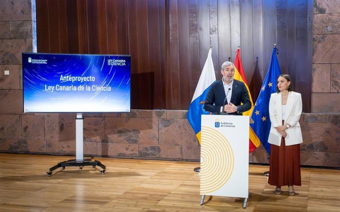 El presidente de Canarias, Fernando Clavijo, y la consejera de Ciencia, Migdalia Machín, en la presentación de la nueva ley de ciencia
