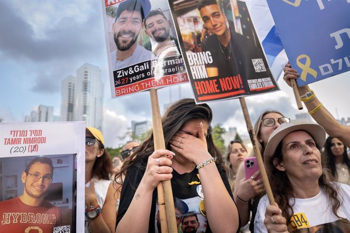 May 12, 2025, Tel Aviv, Israel: A woman cries as she sees hostage Idan Alexander handed over to the Red Cross after he was released from Hamas captivity. Israeli-American hostage Edan Alexander returns to Israel. Tens of thousands of people came to watch 