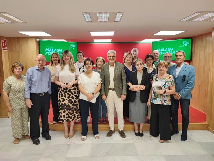 El secretario general del PSOE de Málaga, Josele Aguilar, tras una reunión con la Federación Española de Personas Mayores y otras organizaciones, junto a la secretaria coordinadora del Área Políticas del Estado del Bienestar y Derechos de la Ciudadanía