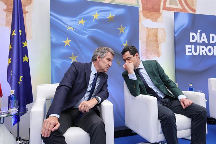 O presidente do PP-A, Juanma Moreno (à direita), e o presidente do PP, Alberto Núñez Feijóo (à esquerda), participam de um colóquio por ocasião do Dia da Europa, moderado pela porta-voz do GPP no Parlamento Europeu, Dolors Montserrat. 09 de maio de 2025, 