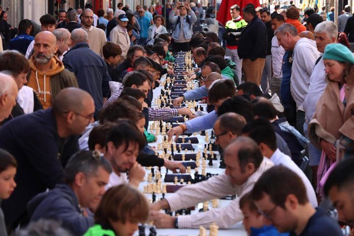 Ambiente este sábado en la calle Delicias de Zaragoza en el primer torneo de ajedrez al aire libre.