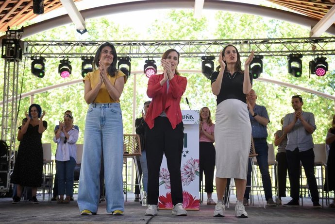 La portavoz de Más Madrid en la Asamblea, Manuela Bergerot; la ministra de Sanidad, Mónica García y la portavoz de Más Madrid en el Ayuntamiento, Rita Maestre,  durante la verbena de Más Madrid, a 24 de mayo de 2025, en Madrid (España). 