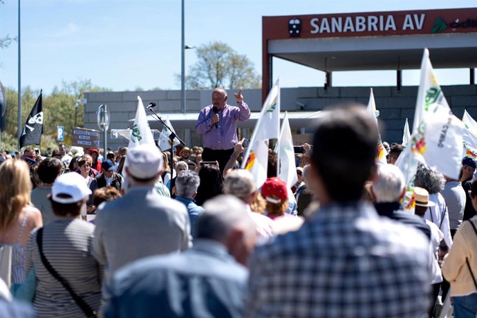 El representante de COAG en la zona de Sanabria-Carballeda, José Manuel Soto, interviene durante una concentración contra la pérdida de frecuencias ferroviarias, frente a la estación de Otero de Sanabria