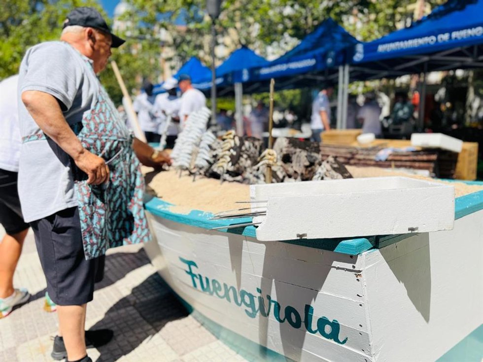 Los asistentes han podido degustar un plato de espeto de sardinas elaborado por la Asociación de Empresarios de Playa.