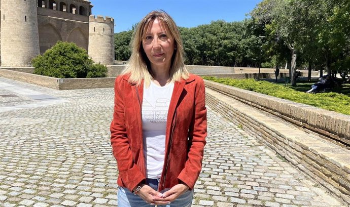 La portavoz de Vivienda del PP en las Cortes, Susana Cobos, este sábado en su comparecencia ante los medios de comunicación frente al Palacio de la Aljafería de Zaragoza.