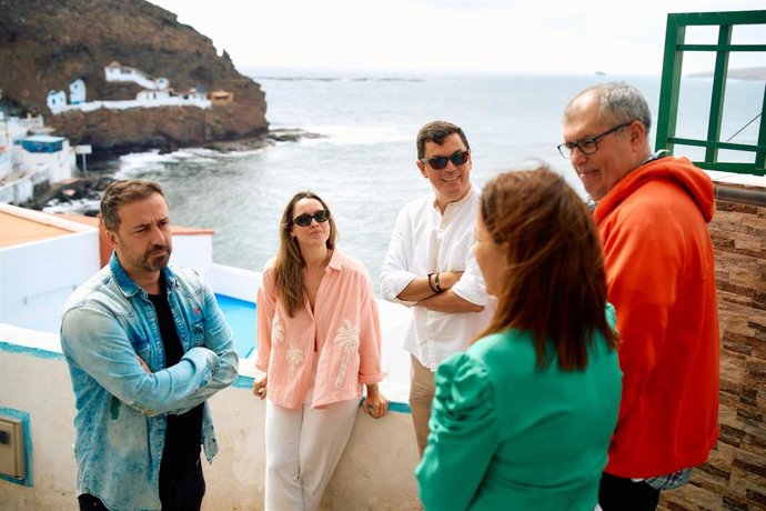 Pablo Rodríguez junto, al alcalde de Telde, en su visita a la zona costera de Tufia, en Telde (Gran Canaria)