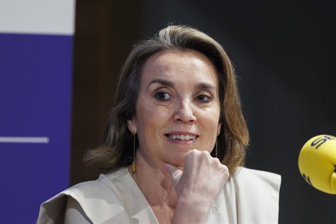 La secretaria general del PP, Cuca Gamarra, durante el nuevo ‘Foro Radio Rioja’ organizado por Radio Rioja Cadena SER, en el Espacio Lagares, a 2 de mayo de 2025, en Logroño, La Rioja (España). 