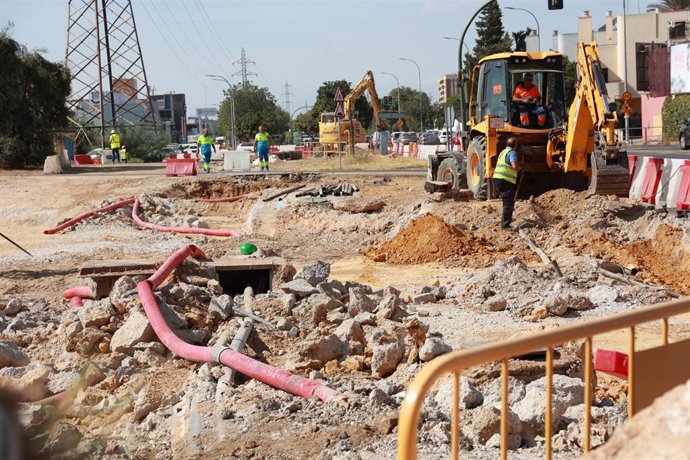 Archivo - Obra del "tranvibús" de Sevilla Este (imagen de archivo)
