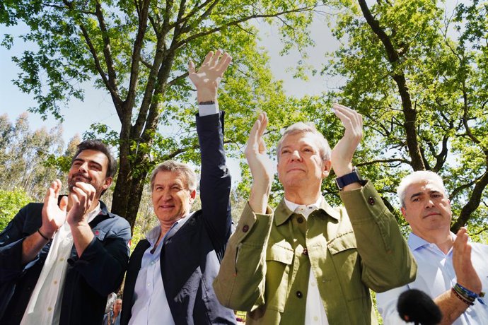 O presidente do Partido Popular, Alberto Núñez Feijóo (2i) e o presidente da Xunta de Galicia, Alfonso Rueda (3i), durante a peregrinação organizada pelo PP provincial de A Coruña, em 24 de maio de 2025, em O Pino, A Coruña, Galicia (Espanha). Esse evento