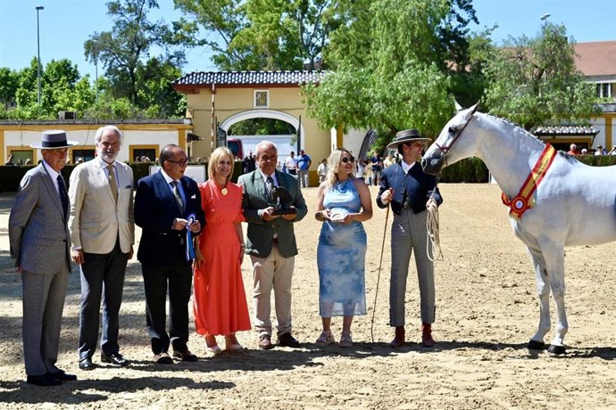 La alcaldesa entrega los trofeos al caballo Íbero y la yegua Campeona del Marengo de la Feria del Caballo.