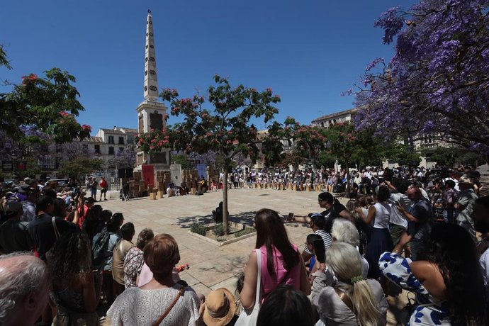 La Plaza de La Merced de Málaga ha recibido a 100 alumnos de los colegios públicos Miguel de Cervantes, Nuestra Señora de Gracia, Las Flores, Prácticas nº 1 y Lex Flavia Malacitana para celebrar una gran cajoneada flamenca