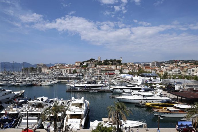 19 de maio de 2025, Cannes, França: Vista aérea da cidade e do porto de Cannes durante o 78º Festival de Cinema de Cannes a partir do Palais des Festivals em Cannes, França, em 19 de maio de 2025. Foto: Alec Michael