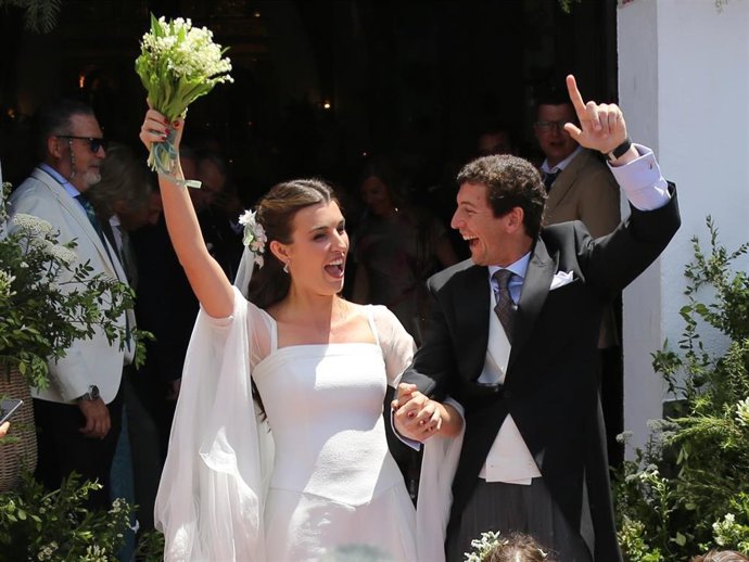 Patricia Cadaval y Pablo Cacace Vaca salen de la iglesia de San Bartolomé, en El Real de la Jara tras darse el “sí quiero”,  a 24 de Mayo de 2025 en Sevilla (España).