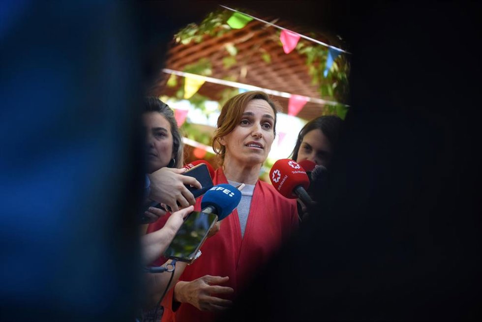 La ministra de Sanidad, Mónica García, ofrece declaraciones a los medios antes de la verbena de Más Madrid,  a 24 de mayo de 2025, en Madrid (España). 