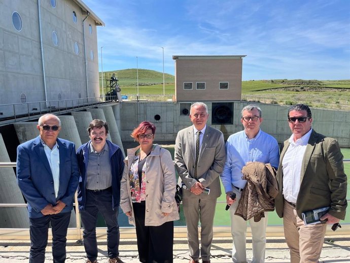 El presidente de la Comunidad de Riegos de Almudévar, el director de obra del embalse, la alcaldesa de Almudévar, el Subdelegado del Gobierno en Huesca, el ingeniero del embalse y el presidente de Riegos del Alto Aragón.