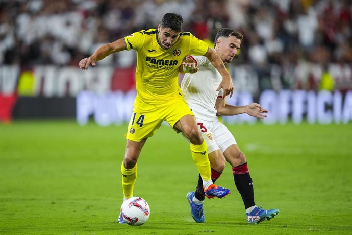 Archivo - Santi Comesaña y Adrià Pedrosa en el Sevilla-Villarreal en el Ramón Sánchez-Pizjuán de la primera vuelta de LaLiga EA Sports