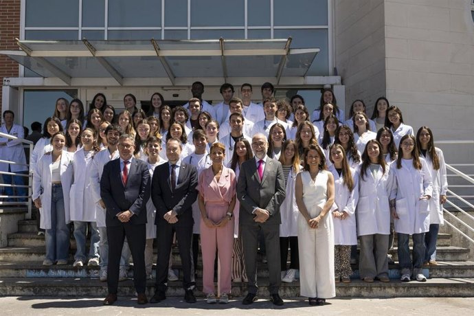 Juan Luis García, Ramón Gonzalo, María Chivite, Fernando Domínguez y Almudena Sánchez con alumnado de la primera promoción del Grado de Medicina de la UPNA.