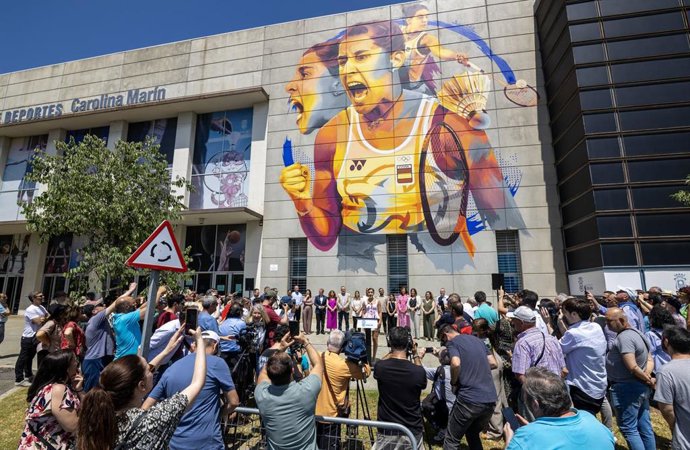 Inauguración del mural de Carolina Marín en el Palacio de Deportes de Huelva.