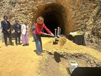 Montero y la alcaldesa de Alcalá colocan la primera piedra de la Vía Ciclista de Guadaíra que conecta con la UPO