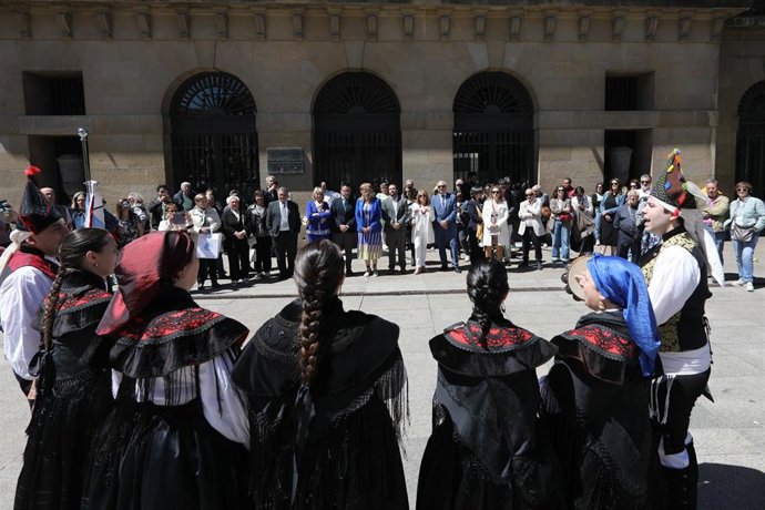 Representación del Lar Gallego de Pamplona y Casa de Galicia en Navarra a las puertas del Palacio de Navarra.