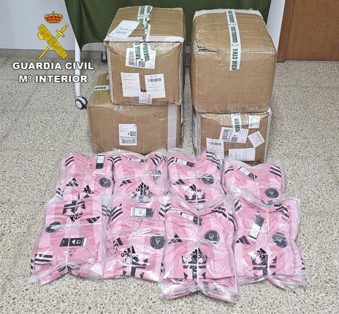 Imagen de las cuatro cajas intervenidas por la Guardia Civil en un control en el Arenal de Llucmajor, las cuales contenían camisetas falsificadas de un equipo de fútbol con el logotipo de una marca reconocida