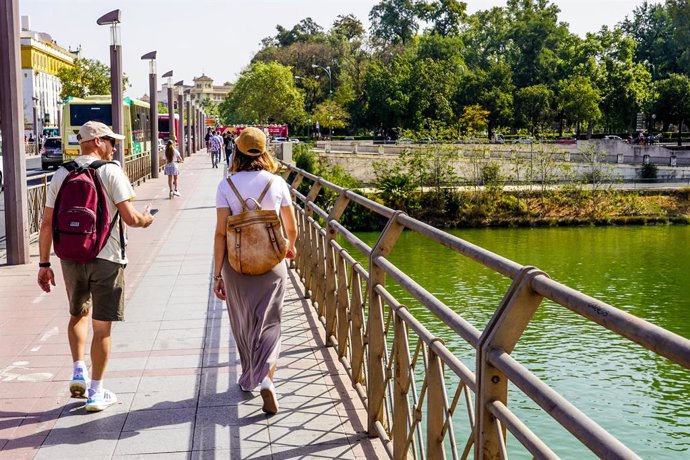 Archivo - Trasuntes por el Puente de San Telmo  en un día donde continúa el tiempo seco y soleado a 10 de abril del 2023 en Sevilla. Andalucía. La comunidad andaluza continúa la semana con tiempo seco y soleado, y se mantendrán las altas temperaturas a lo