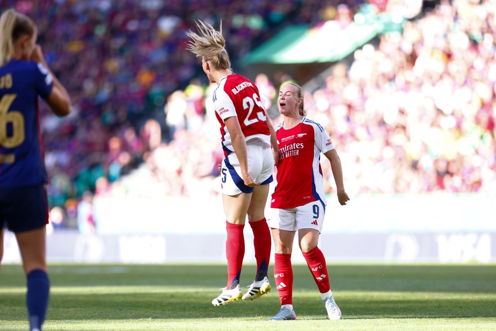 Stina Blackstenius celebra el gol de la victoria en el Arsenal-Bara Femení de la Champions 24-25