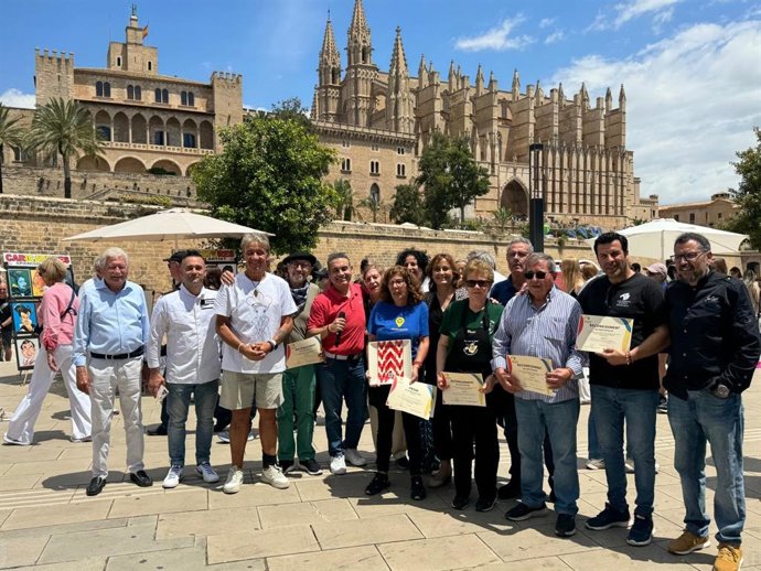 La consellera Estarellas y los miembros del jurado, con representantes de todas las casas y centros regionales que han participado en el concurso