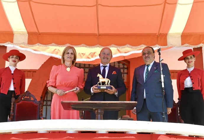 Imagen de la alcaldesa de Jerez, María José García-Pelayo, junto a Francisco Dorantes en la entrega del Caballo de Oro 2024.
