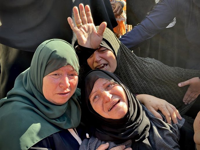 23 de maio de 2025, Khan Yunis, Faixa de Gaza, Território Palestino: Pessoas de luto reagem ao lado do corpo de um palestino morto em ataques israelenses, durante um funeral no hospital Nasser, em Khan Younis, no sul da Faixa de Gaza.