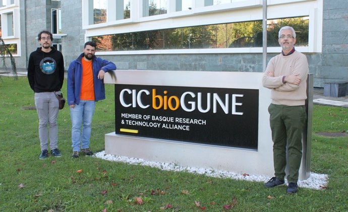 Los investigadores Joaquín Castilla (derecha) y Hasier Eraña (izquierda), del grupo de priones.