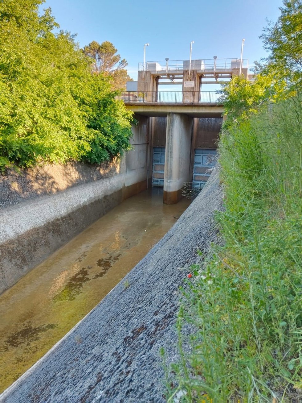 Canal del trasvase de Entrepeñas y Buendía cerrado.