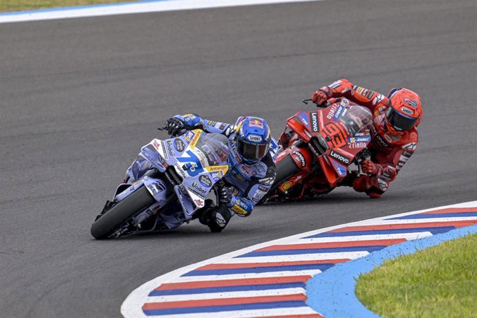 Archivo - 73 MARQUEZ Alex (spa), Gresini Racing MotoGP, Ducati Desmosedici GP24, em ação com 93 MARQUEZ Marc (spa), Ducati Lenovo Team, Ducati Desmosedici GP25 durante o 2025 MotoGP Gran Premio YPF Energia de Argentina no Autódromo Termas de Rio Hond