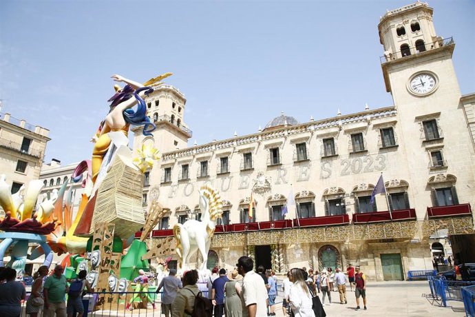 Archivo - Un monumento de la 95 edición de las Hogueras de San Juan